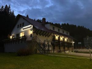 un grand bâtiment blanc avec un escalier devant dans l'établissement Wellness Hotel Zdobnice, à Zdobnice 11 autres photos