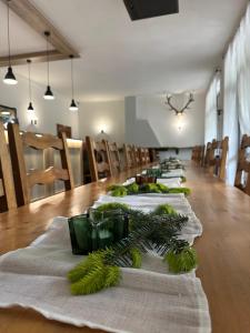 une longue table en bois avec des chaises et une longue table avec de la verdure dans l'établissement Wellness Hotel Zdobnice, à Zdobnice