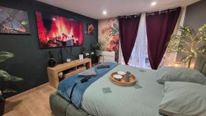 Postel nebo postele na pokoji v ubytování LoveRoom le moutik du bord de mer avec SPA et sauna parking gratuit