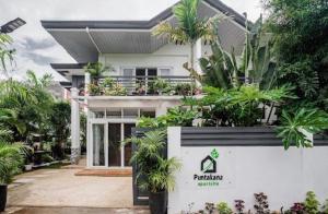 Κήπος έξω από το Spacious 2 Puntakana apartelle