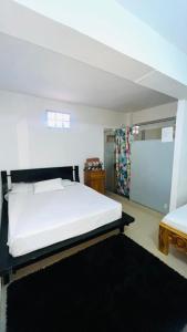 ein Schlafzimmer mit einem weißen Bett und einem Fenster in der Unterkunft The Best Corner in San Rafael