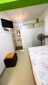 ein Zimmer mit einem Bett und einem Tisch darin in der Unterkunft The Best Corner in San Rafael