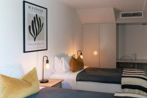 Ένα ή περισσότερα κρεβάτια σε δωμάτιο στο ON THE Rocks - Yamba's Ultimate Absolute Beachdirft Residence