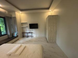 Μια τηλεόραση ή/και κέντρο ψυχαγωγίας στο Nua Tone Pool Villa I Mountain View I Bangtao Beach