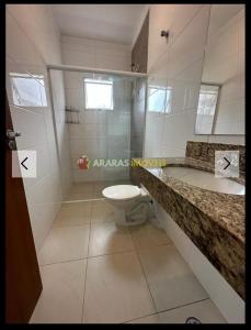 Ένα μπάνιο στο Casa Piscina Temporada Jd Sao Lourenço