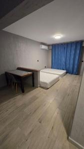 Una habitación con una cama y un escritorio. en Modern Studio Near Lazaretto Beach with a View of Monte Cara, en Lazareto