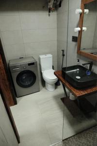 Un baño con lavadora y lavabo. en Modern Studio Near Lazaretto Beach with a View of Monte Cara, en Lazareto