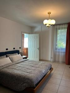 Ένα ή περισσότερα κρεβάτια σε δωμάτιο στο Valtellina home