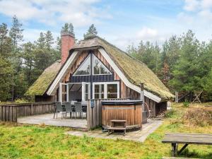 ブラーバンドにあるLuxury Retreat in Blavand - By Traum Ferienwohnungenの茅葺き屋根の家