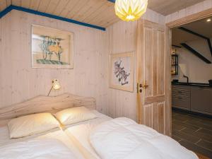 ブラーバンドにあるLuxury Retreat in Blavand - By Traum Ferienwohnungenの部屋にある大きな白いベッドのある寝室 +42枚の写真