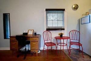 TV a/nebo společenská místnost v ubytování Cozy Modern Studio - Heart of Lafayette