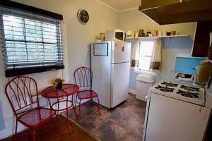 Kuchyň nebo kuchyňský kout v ubytování Cozy Modern Studio - Heart of Lafayette