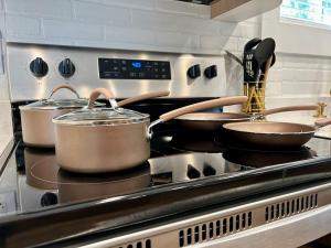 drei Töpfe auf einem Herd in einer Küche in der Unterkunft Gorgeous loft downtownSherman washer dryer WiFi in Sherman