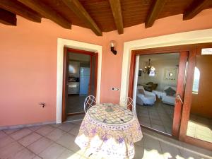 Ένα ή περισσότερα κρεβάτια σε δωμάτιο στο ISA - Luxury apartment Ginepro sea view with common swimming pool just 50 mt from the beach