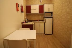 une petite cuisine avec une table et un réfrigérateur dans l'établissement Taraf Yanbu 2, à Yanbu 47 autres photos