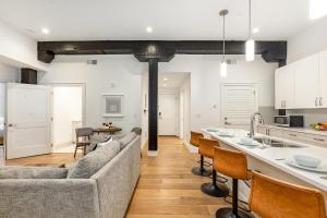 Una sala de estar con un sofá y una cocina. en The Saddlery - Headliner - Walk to Broadway, en Nashville