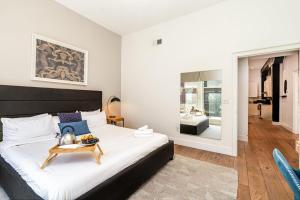 Un dormitorio con una cama grande y una mesa. en The Saddlery-Southern Set-2 Units-Walk to Broadway, en Nashville