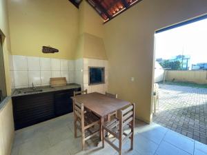 Kuchyň nebo kuchyňský kout v ubytování Casa na praia do Quilombo em Penha a 200 metros do mar