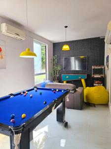 Una sala de estar con mesa de billar y televisión. en Foresthouse Beach Hostel, en Florianópolis 33 fotos más