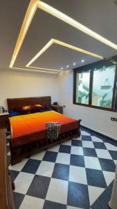 Giường trong phòng chung tại Luxury apartment with sea view - Al Amine residence