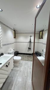 Phòng tắm tại Luxury apartment with sea view - Al Amine residence +11 ảnh