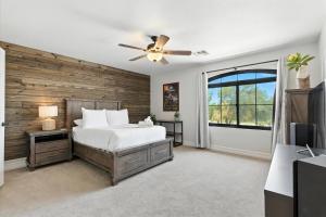 een slaapkamer met een bed en een plafondventilator bij Splash Canyon - Splash Pad & Tons of Games - Gym in Chandler +74 foto's
