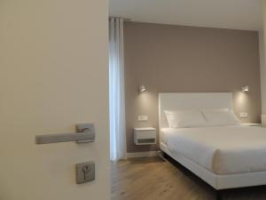 a bedroom with a white bed in a room at Sunset Maida in Maida