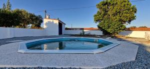 una piccola piscina in mezzo a un cortile di Monte Velho do Pinheiro a São Cristóvão