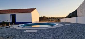 una piccola piscina nella ghiaia accanto a un edificio di Monte Velho do Pinheiro a São Cristóvão Altre 19 foto