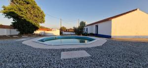 una piccola piscina in mezzo a un cortile di ghiaia di Monte Velho do Pinheiro a São Cristóvão
