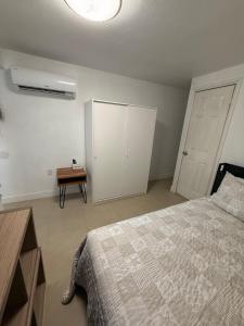 Cozy Studio Next To TPA Airport في تامبا: غرفة نوم بسرير وطاولة وباب