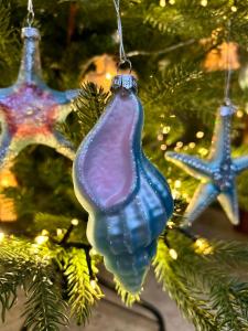 ein blauer Christbaumschmuck hängt an einem Weihnachtsbaum in der Unterkunft The BOGUSZ Wladyslawowo in Władysławowo