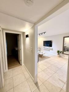 Μια τηλεόραση ή/και κέντρο ψυχαγωγίας στο Newly Renovated 2BR Near UF & Shands
