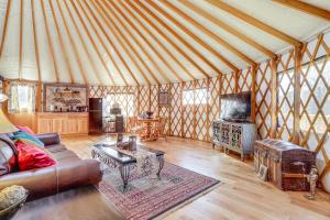 Χώρος καθιστικού στο Glamping with Mountain Views! Newport Yurt Retreat!