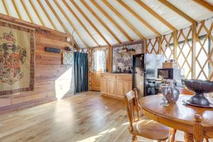 Φωτογραφία από το άλμπουμ του Glamping with Mountain Views! Newport Yurt Retreat! σε Padgett Mill