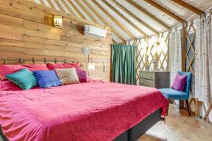 Ένα ή περισσότερα κρεβάτια σε δωμάτιο στο Glamping with Mountain Views! Newport Yurt Retreat!
