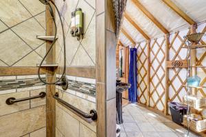 Ένα μπάνιο στο Glamping with Mountain Views! Newport Yurt Retreat! +18 φωτογραφίες
