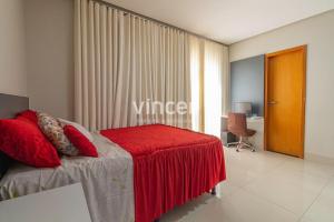 Giường trong phòng chung tại Lindo sobrado localizado a 4 minutos do autodromo de Goiânia