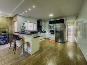 Nhà bếp/bếp nhỏ tại Lindo sobrado localizado a 4 minutos do autodromo de Goiânia