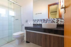 Phòng tắm tại Lindo sobrado localizado a 4 minutos do autodromo de Goiânia +9 ảnh