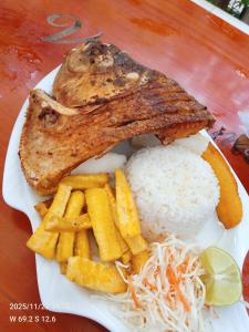 un piatto di alimenti a base di riso, carne e verdure di Refugio Chabelita Hostel a Puerto Maldonado