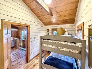 Voodi või voodid majutusasutuse 1930's Highlands Hideaway toas