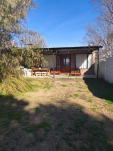 een huis met een veranda en een tuin met een tuin bij Ale Siciliano in General San MartÃ­n