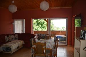 ein Wohnzimmer mit einem Sofa und einem Tisch in der Unterkunft Areal Hradišek in Klobouky u Brna