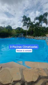 una foto di una piscina in un resort di Pousada Portal da Serra a Carrancas