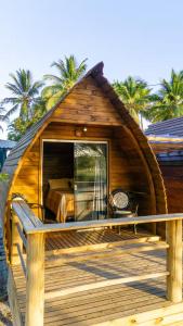 Cette grande maison en bois comprend un lit. dans l'établissement Bangalôs na beira do rio e a poucos metros do mar, à Belmonte