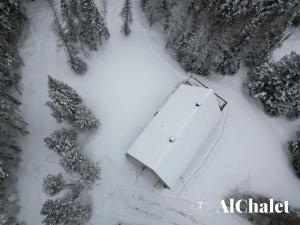 eine Luftaufnahme eines Gebäudes im Schnee in der Unterkunft BLOOM - Luxe et Confort en forêt in Valcartier Station