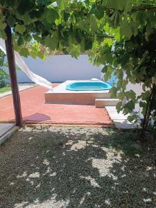 Swimmingpoolen hos eller tæt på Casa Cassino com Piscina