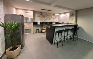 Η κουζίνα ή μικρή κουζίνα στο SKYHOUSE BOUTIQUE - Loft & SPA - piscina aquecida e sauna privativa - Centro, Domingos Martins +10 φωτογραφίες