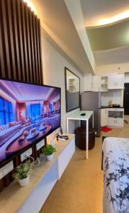 Una televisión o centro de entretenimiento en Avida Tower 1